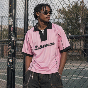<span class=keywords><strong>Maglia</strong></span> Retrò <span class=keywords><strong>Personalizzata</strong></span> con Colletto Invertito, Streetwear Oversize Rosa, Design Personalizzato per Tifosi Sportivi, <span class=keywords><strong>Maglia</strong></span> da <span class=keywords><strong>Calcio</strong></span> per Uomo - Product Image 2