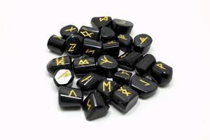 Venta al por mayor de piedras preciosas naturales turmalina negra natural juego de runas grabadas de cristal Runas de piedra natural juegos de runas comprar en línea - Product Image 2