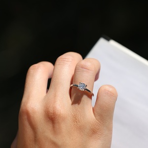 แหวนหมั้นโซลิแทร์ทรงกลม5มม. สีขาวโมอิสซาไนต์คลาสสิกสี่ง่ามสีทองเครื่องประดับสำหรับผู้หญิง - Product Image 2