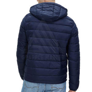 Chaqueta acolchada ligera OEM hecha en Pakistán personalizable con su logotipo con capucha y decoración de patrón para el invierno - Product Image 2