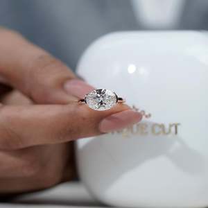 Bague de fiançailles ovale certifiée IGI, style East West, avec diamant de laboratoire demi-sertie en clos - Product Image 6