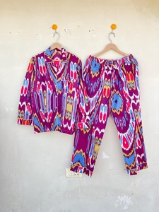 ชุดนอนยูนิเซ็กส์สไตล์ Boho, ชุดนอนพิมพ์ลาย Ikat ชุดนอนผ้าฝ้ายมีกระเป๋าของขวัญสำหรับเพื่อนเจ้าสาว - Product Image 4