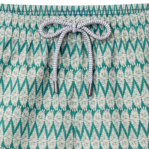 Shorts de bain recyclés pour hommes, motif tropical vert en zigzag, séchage rapide, avec taille élastique et poches à cordon - Product Image 3
