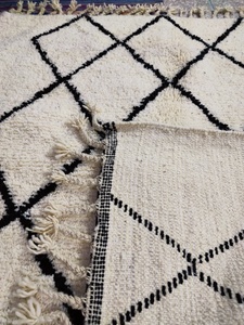 พรมปูละหมาดทำมือจากขนแกะเบนิอูร์เอนของโมร็อกโก  แบบมีเบาะรองนั่ง ซักได้ เหมาะสำหรับห้องนั่งเล่น - Product Image 6