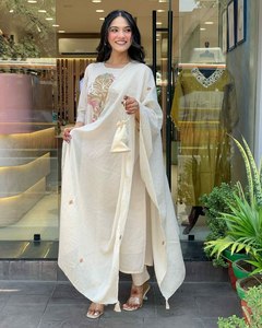 ชุด anarkali kurti ได้รับการออกแบบด้วยสัมผัสของค่าภาคหลวงผ้าใยสังเคราะห์สีขาวปักลายคอสีขาวสำหรับผู้หญิง - Product Image 4