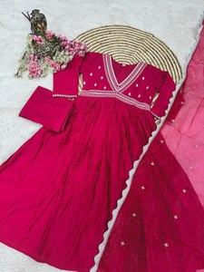 Compre ahora esta semana del Día de San Valentín El mejor material Full Stitch Amazing Color V Neck Anarkali Dress With Thread Work a Cheap Rate - Product Image 5
