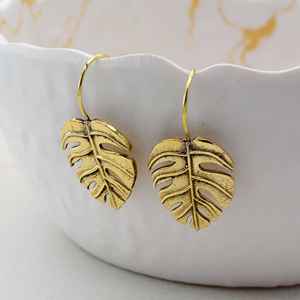 Boucle d'oreille minimaliste Monstera Dangle Gold Leaf Drop, bijoux en argent sterling végétal - Product Image 4