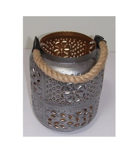 โคมไฟโลหะตกแต่งสไตล์ชนบทพร้อมหูจับเชือกปอ - ที่ใส่เทียนลายดอกไม้สไตล์โมร็อกโกสำหรับตกแต่งภายใน - Product Image 1