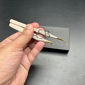 Pince à cils personnalisée 90 degrés mince en acier inoxydable or nu pince à cils d'isolation incurvée pointue - Product Image 2