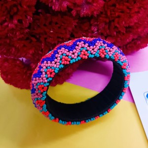 Bijoux de bracelet en perles colorées de qualité d'exportation à la mode et légers pour un usage quotidien ou des occasions spéciales disponibles à la vente - Product Image 2