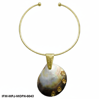 Collier ras-du-cou artisanal en nacre avec pendentif, accents floraux, bijou tendance et éclatant