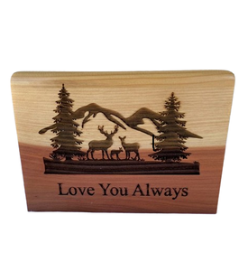 โกศไม้เผาศพขนาดเล็กสำหรับผู้ใหญ่พร้อมถิ่นทุรกันดารและสลักรูปกวางไว้ด้านบน - Product Image 1