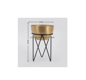Impresionante maceta de metal de corte floral con un acabado antiguo decorativo Ideal para la decoración elegante del pasillo y el balcón de la sala de estar - Product Image 1