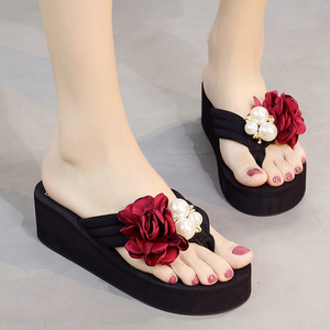 Tongs de plage compensées antidérapantes pour femmes, style coréen, à semelle épaisse, motif floral, pour l'extérieur - Product Image 1