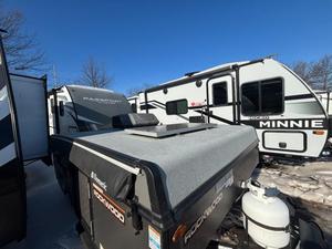 Autocaravana F-o-r-e-s-t R-i-v-e-r RV Rock-wood F-r-e-e-d-o-m S-e-r-i-e-s 1940LTD usada del 2022, lista para vender - Product Image 3