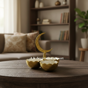 Plat à condiments vintage en métal martelé doré de luxe, 3 sections, poignée en forme de lune, intérieur en émail blanc, écologique - Product Image 1