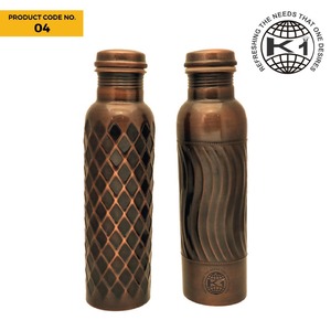 Una botella de cobre es similar a una jarra de agua de cobre, ya que es un recipiente diseñado para almacenar y transportar agua, pero en un - Product Image 5