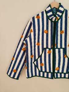 เสื้อแจ็คเก็ตผ้าควิลท์ลายทางสีน้ำเงินขาวสำหรับผู้หญิง ทำด้วยมือจากผ้าฝ้าย แจ็คเก็ตคันธาพิมพ์ลายดอกไม้ สไตล์โบฮีเมียน เสื้อโค้ทฤดูหนาวแบบมีซิป - Product Image 3