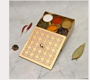 Caja de especias Masala Dabba de latón con tapa grabada con motivos florales, contenedor de almacenamiento de cocina hecho a mano con forma cuadrada y diseño. - Product Image 6