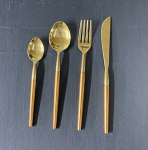 Ensemble de couverts en acier inoxydable écologique avec manche en résine et couverts plaqués or personnalisés pour la décoration de la maison au meilleur prix - Product Image 2