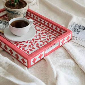 Bandeja de madera de estilo contemporáneo con trabajo de incrustación de fregona decorativa para servir chocolate y aperitivos con elegancia - Product Image 1