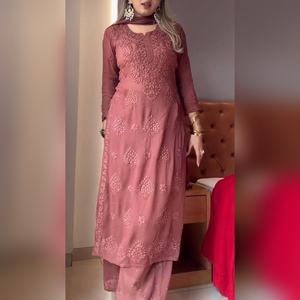 Conjunto Premium de 3 Piezas de Kurti, Sharara y Dupatta de Georgette Sintética Pesada con Bordado a Mano, al por Mayor y a Precio Económico - Product Image 3