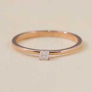 Anillo de Compromiso Minimalista Solitario con Corte Princesa, Diamante Cultivado en Laboratorio, Plata de Ley, Oro, Claridad VS1, Ancho de Banda Personalizable - Product Image 4