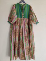 Vestido Midi Casual Ecológico, Estampado Floral Azul, 100% Algodón, Hecho a Mano, con Dobladillo Acampanado, Cuello Redondo y Cierre con Cordón