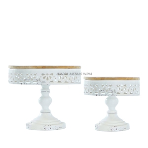 Plateau de service ovale en or élégant avec finition polie et bords lisses, parfait pour afficher des apéritifs et un décor élégant - Product Image 3