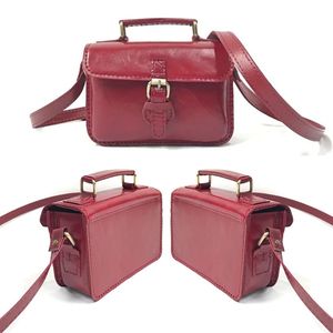 Mini sacoche en cuir rouge vintage avec poignée supérieure et bandoulière réglable faite à la main d'Indonésie - Product Image 6