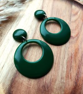 Boucles d'oreilles modernes en résine aux couleurs vibrantes et aux designs uniques, parfaites pour un usage quotidien élégant - Product Image 3