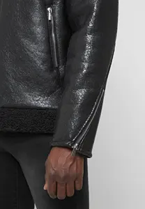 Einzigartiges, rissiges Design mit normaler Passform, zusammen klappbar über Kragen, mit Borg gefütterter Shacket-Jacken mantel aus echtem Leder für Männer