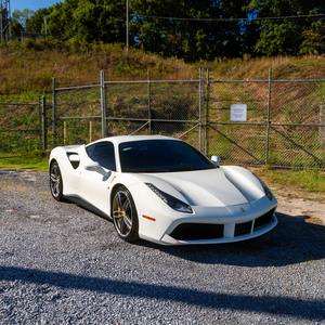 Vente de Ferrari 458 2019, 661 ch, biturbo, 12 cylindres, coupé, Bianco Avus, intérieur en cuir clair, régulateur de vitesse ACC, jantes R21 - Product Image 1