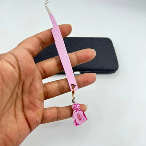 Pince à épiler professionnelle Labubu Charm 90 degrés rose en acier inoxydable pour extensions de cils, pointes en fibre solide, précision, durable, lisse - Product Image 4