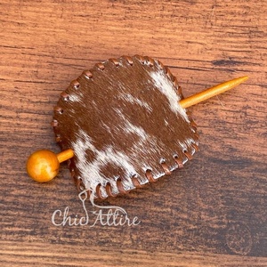 Venta al por mayor de cuero de vaca con barra deslizante de madera pasador de pelo ovalado pasador hecho a mano cuero genuino pasador de palo de pelo - Product Image 1