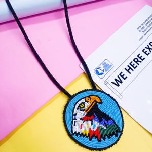 Collier médaillon fait main en perles avec motif tête d'aigle pour la mode tribale, vêtements ethniques, cadeau pour les amateurs d'artisanat, pièce unique - Product Image 1