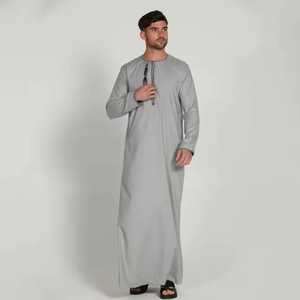 Meilleure qualité Nouveau design élégant Thobes Jubba pour l'Aïd Moyen-Orient Thobe marocain islamique Robe brodée en velours doré pour hommes - Product Image 4