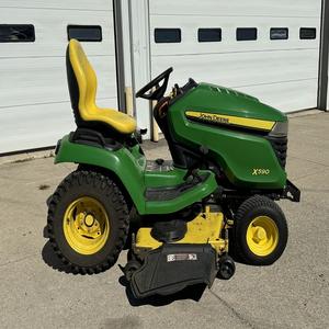 Tractor de Jardín John Deere X590, 22 HP, Tracción en las 4 Ruedas, Transmisión de Engranajes, Alta Productividad, Máquina para el Cuidado del Césped, Entrega Rápida, Rendimiento Confiable - Product Image 4