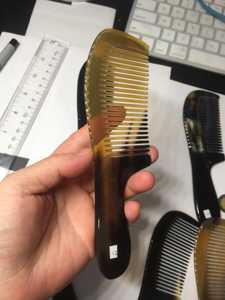 Peine para el Cabello Hecho a Mano y Grabado a Mano de The Craft Exim para el Cuidado Diario y un Cabello Suave - Product Image 2