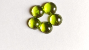 Alta calidad peridoto piedra preciosa original forma redonda cabujón 3mm - 8mm parte posterior plana piedras preciosas sueltas de proveedor indio para anillos - Product Image 2