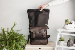กระเป๋าเป้สะพายหลังหนังและผ้าใบสำหรับใส่แล็ปท็อป - น้ำหนักเบา ความจุขนาดใหญ่ ดีไซน์หรูหรา เหมาะสำหรับการเดินทาง เดินป่า และใช้ในโรงเรียน รุ่น LCBP-0177 - Product Image 4