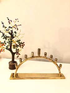 Ménorah décorative en laiton, conçue pour embellir les présentations de table pendant les célébrations des fêtes juives - Product Image 3