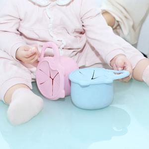Taza de entrenamiento de silicona duradera para bebés con asas y pajita, taza para beber antideslizante a prueba de fugas sin BPA para bebés y niños pequeños - Product Image 5