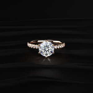 Impresionante anillo de compromiso de oro rosa con moissanita redonda brillante de 2 quilates, banda fina con pavé, elegante joyería nupcial para vendedores de comercio electrónico - Product Image 6