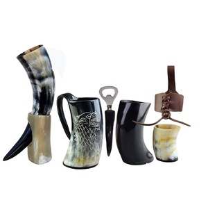 Taza de cuerno para beber de vikingos grande hecha a mano con técnica pulida, estilo Animal Original, toque náutico con base de madera - Product Image 1