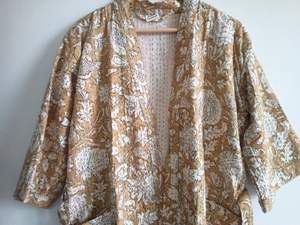 Meilleure vente veste d'hiver pour femmes longue robe en coton Kantha couette florale faite à la main de style indien respirant ceinture confortable - Product Image 6