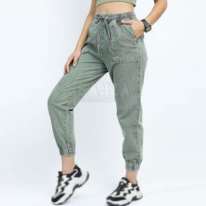 Joggers lavados con ácido para mujer hechos con materiales de alta calidad fabricados en Pakistán para un aspecto de moda único - Product Image 5