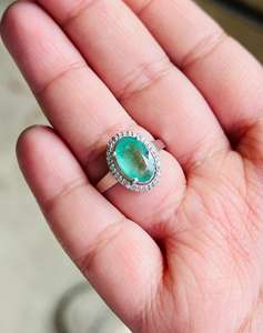 แหวนค็อกเทลเรียบง่าย ชุบโรเดียม ประดับมรกตธรรมชาติทรงกลมเจียระไนแบบบริลเลียนต์ ตัวเรือนเงินแท้ 925 - Product Image 3