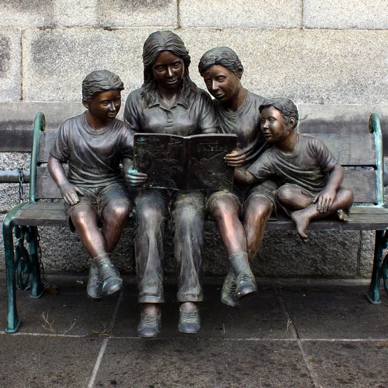 יציקה חיים גודל מותאם אישית גודל נחושת ברונזה אמא ילדי קריאת ספר על ספסל פסל לרחוב