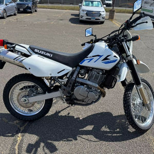 มอเตอร์ไซค์ซูซูกิ DR650 ดูอัลสปอร์ต 644 ซีซี สมรรถนะทั้งบนถนนและออฟโรดที่เชื่อถือได้ มีสินค้าใหม่ในสต็อกพร้อมขาย - Product Image 1